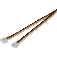 Zwei vierpolige Kabel mit weißen Steckern und schwarz-rot-gelben Drähten, die für elektrische Verbindungen verwendet werden.